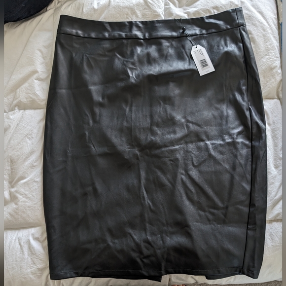 Universal Standard Sillaro Black Vegan Leather Pencil Skirt - Picture 5 of 8